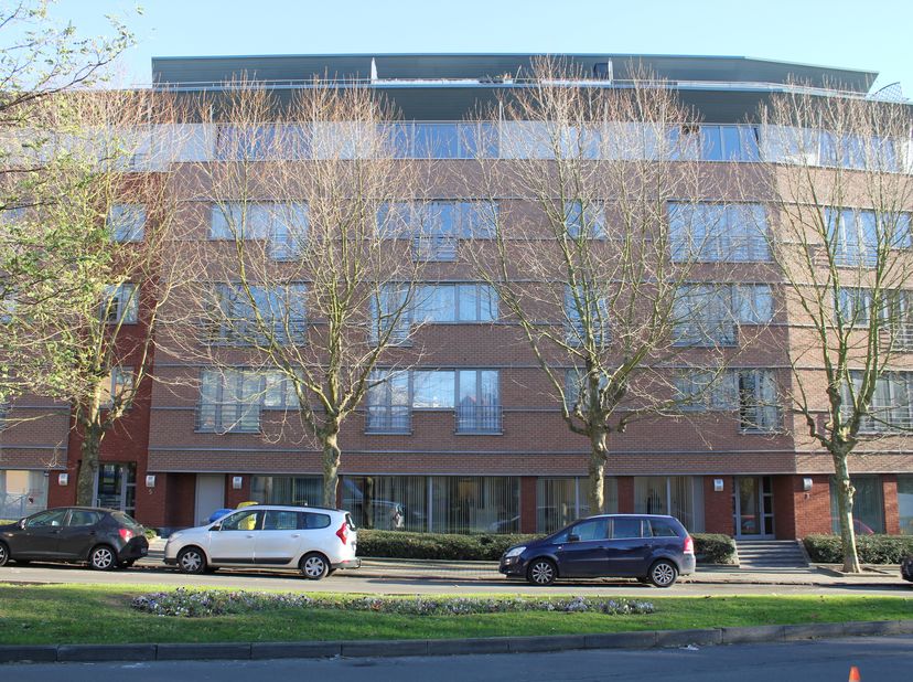 Sippelberg, mooi appartement van 102 m² met 2 slaapkamers, gelegen op de 3e verdieping van een gebouw uit 2003. Het appartement bestaat uit: een hal m