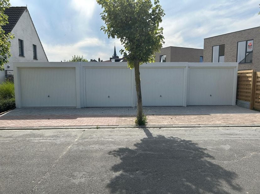 Afgesloten garagebox te koop in Snaaskerke lot 7<br />
Hoogte 205 cm<br />
Breedte 245 cm<br />
Diepte 565 cm<br />
&amp;nbsp;