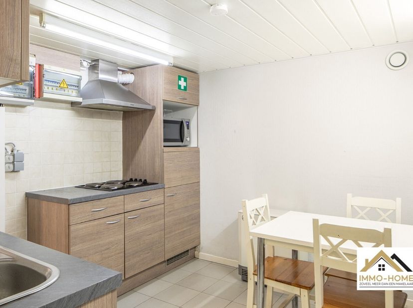 Ontdek dit uitzonderlijk ruim gelijkvloers appartement met een volledig ingerichte woonkelder, ideaal als kangoeroewoning, gastenverblijf of voor grot