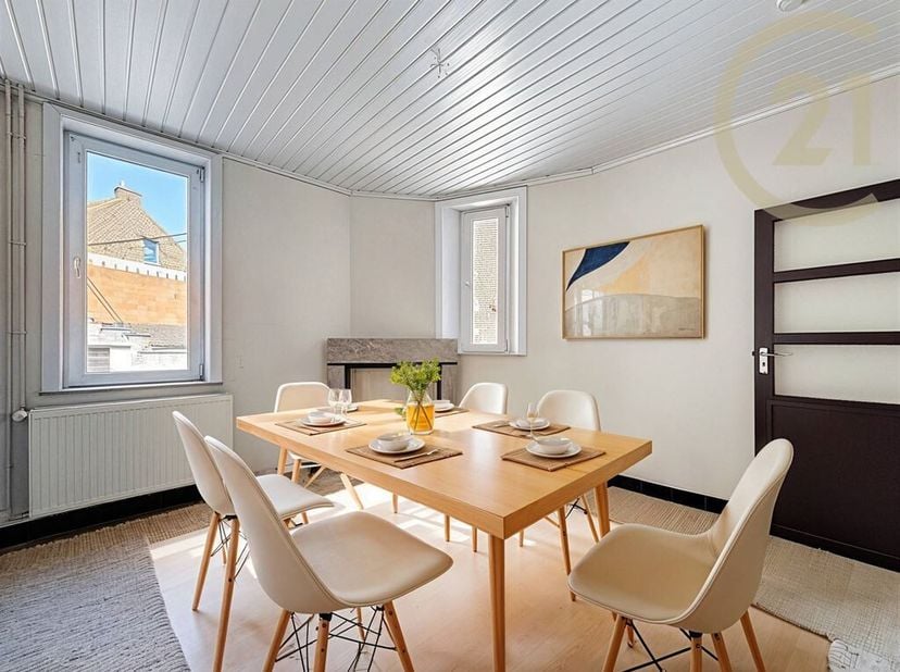 Century 21 Alliance - Demeuse presenteert dit huis in Courcelles, ideaal voor renovatie liefhebbers. Met ongeveer 130 m² woonoppervlak op 150 m² grond