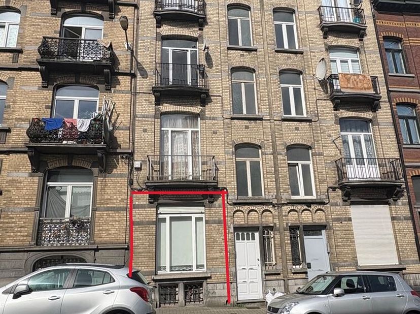 Forest: Dans un quartier de plus en plus recherché (Wielemans Ceuppens), Nous vous présentons cet appartement de +/- 72m² situé au rez-de-chaussée d'u