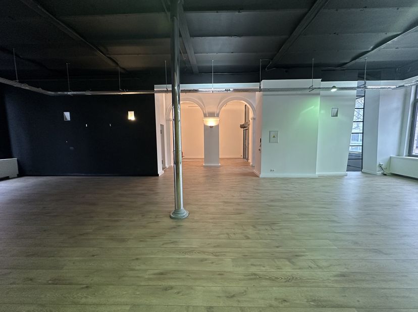 Uitstekende kantoorruimte van ca. 203 m² op de derde verdieping<br />
Toplocatie aan de Brouwersvliet<br />
Deze kantoorruimte bevindt zich op een str