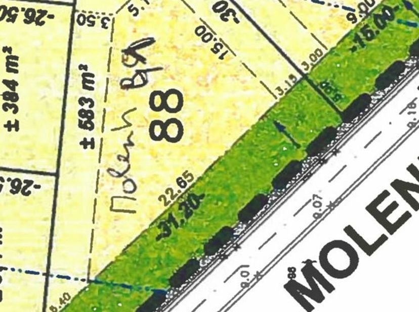 Ligging<br />
Rustig gelegen in de Molenhoek te Belzele (Evergem). Op wandelafstand van het Heermeerspark.<br />
Perceel E998c<br />
Oppervlakte 583 m