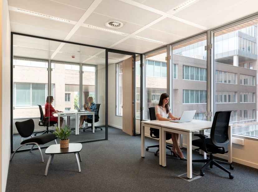 Hippe en gevarieerde kantoren te huur met uitstekende ligging nabij de afrit Gent-centrum van de E17. Dankzij de all-in formule geniet u zowel van een
