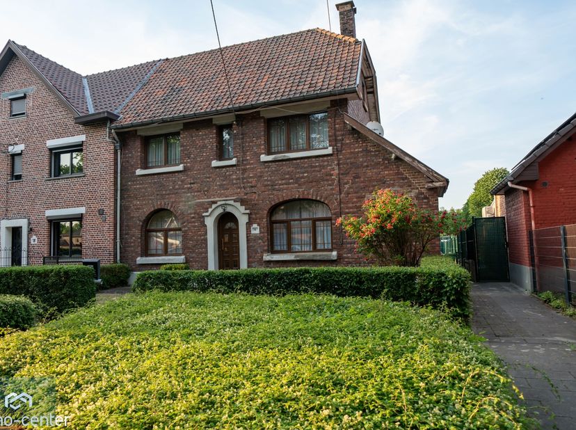 <br />
Droom jij van een woning met ruimte, charme én uitbreidingsmogelijkheden?<br />
✨ Ontdek dan deze verrassend ruime gezinswoning op een prachtig