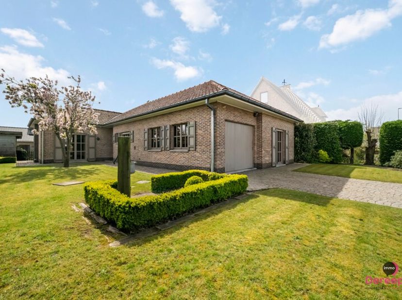 OPENHUIS 23/5 van 9h - 10h / OP AFSPRAAK<br />
Ontdek deze charmante bungalow, gelegen op een ruim perceel van 626 m², waar comfort en rust hand in ha