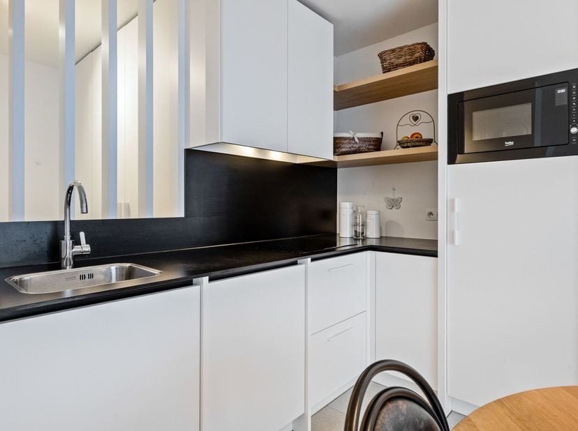 Ligging: Deze nieuwe serviceflat is centraal en gunstig gelegen in een prachtig nieuw complex in Borsbeek. In de nabije omgeving van verschillende sch