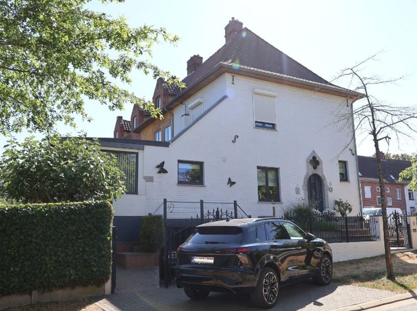 Deze karaktervolle, instapklare gezinswoning met 3 slaapkamers en prachtige tuin is gelegen in een rustige woonwijk, nabij winkels, restaurants, schol