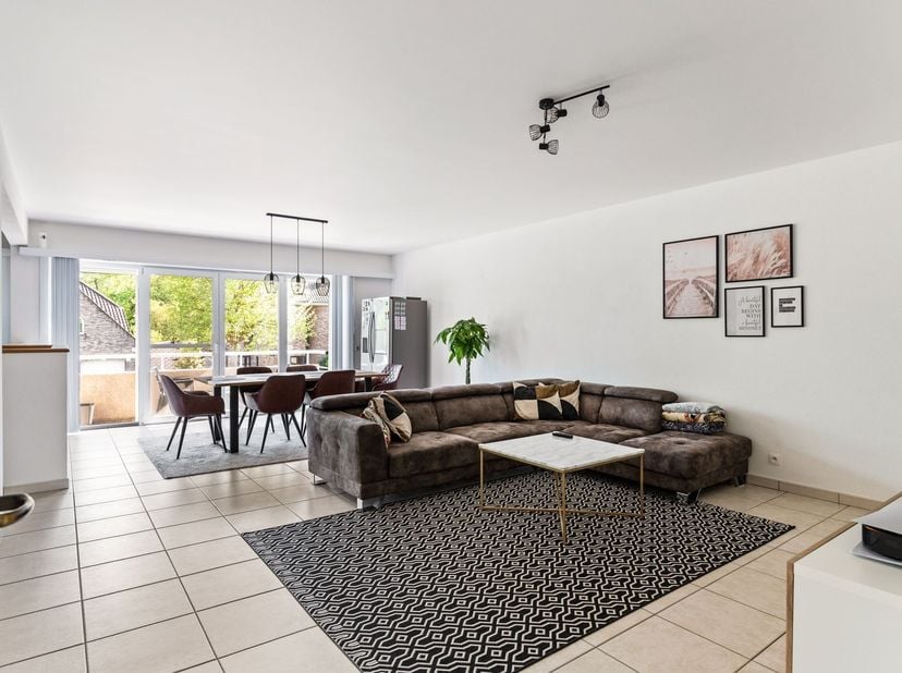 Ruim appartement met 3 slaapkamers en terras<br />
<br />
Dit appartement is gelegen op een centrale locatie met winkels, scholen, openbaar vervoer