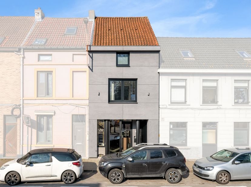Idéalement situé à proximité du centre-ville, ce bâtiment parfaitement rénové offre d'excellentes performances énergétiques.<br />
Le rez-de-chaussée