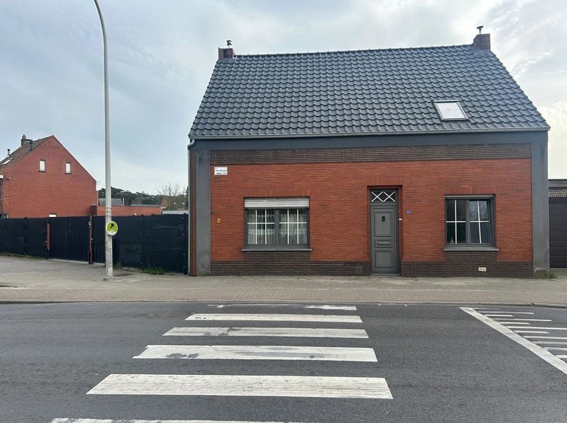 Deze ruime woning bevindt zich in het gezellige en rustige Wuustwezel, omgeven door groen. De woning bestaat uit een ruime woonkamer, volledig ingeric