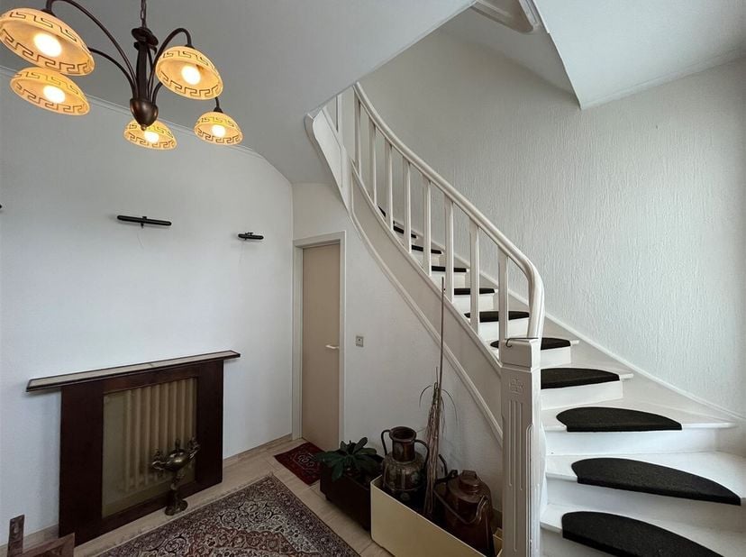 Woning met 5 slaapkamers en handelsruimte op toplocatie in Hechtel<br />
Ligging<br />
Gelegen aan de Peerderbaan 15 te Hechtel-Eksel, in het centrum