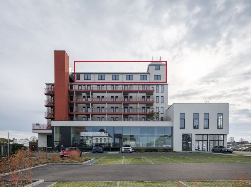 Laat u inspireren en ontdek deze unieke eigendom via:<br />
https://thibaultfiers.be/eigendom/unieke-casco-penthouse/kantoorruimte-met-360%C2%B0-zicht