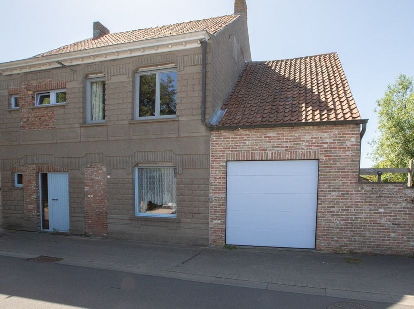 CHARMANTE HALFOPEN BEBOUWING<br />
<br />
Deze charmante op te frissen woning is rustig en landelijk gelegen aan de rand van het centrum van Stalhille