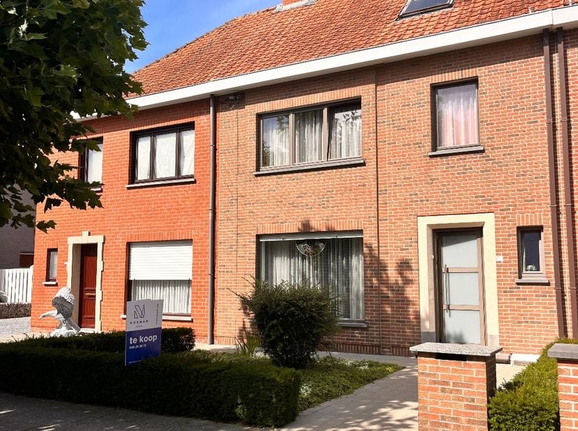 Welkom in de gegeerde Arendswijk waar deze ruime gezinswoning rustig gelegen is met een  uitweg.<br />
Bij het binnenkomen kom je in de inkomhal met g