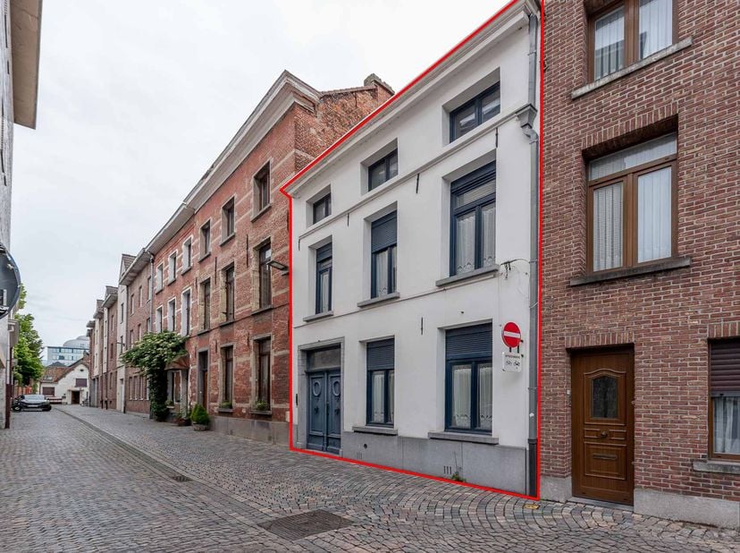 TE RENOVEREN WONING -<br />
<br />
Ontdek het potentieel van deze rustig gelegen woning.<br />
In het centrum van Mechelen, op wandelafstand van de Ve