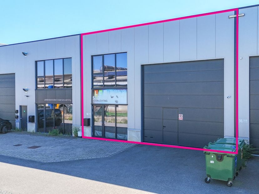 Recente KMO-unit van 400 m² met kantoren en vergaderruimte op toplocatie!<br />
Deze recente en kwalitatief afgewerkte KMO-unit, gebouwd in 2020, is u
