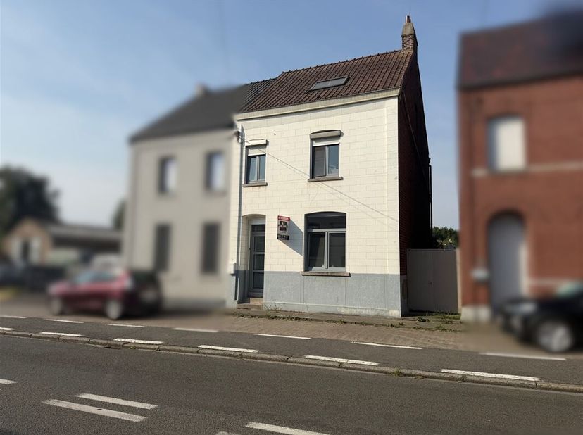 Bonne maison d'habitation semi-mitoyenne 3 chambres avec jardin sur 6 ares10 centiares.<br />
Ce bien comprend :<br />
- Au rez-de-chaussée : hall d'e