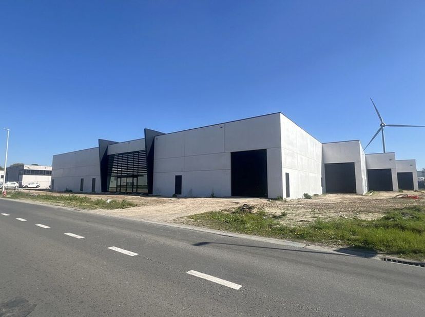 406m² nieuwbouw opslagruimte met 1 parkeerplaats<br />
Ligging: op bedrijventerrein Durmakker, strategisch gelegen nabij R4, N9 en ringvaart met vlott