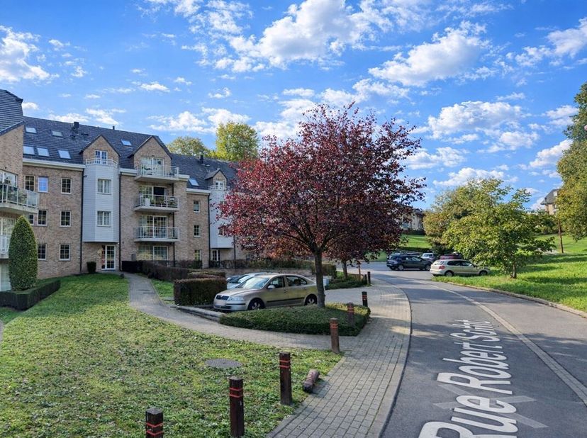 Génération Immo a le plaisir de vous présenter ce très bel appartement 2 chambres, idéalement situé dans un clos calme à deux pas du centre commercial