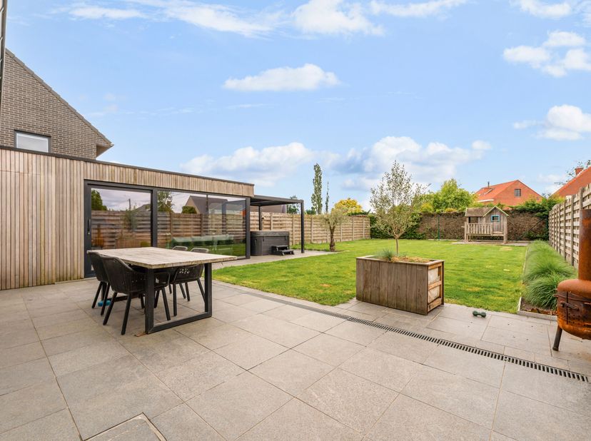 In rustige omgeving te Moorsele vinden we deze halfopen woning.   <br />
De woning is van 2011 en is voorzien van HR beglazing, 10000 liter regenwater