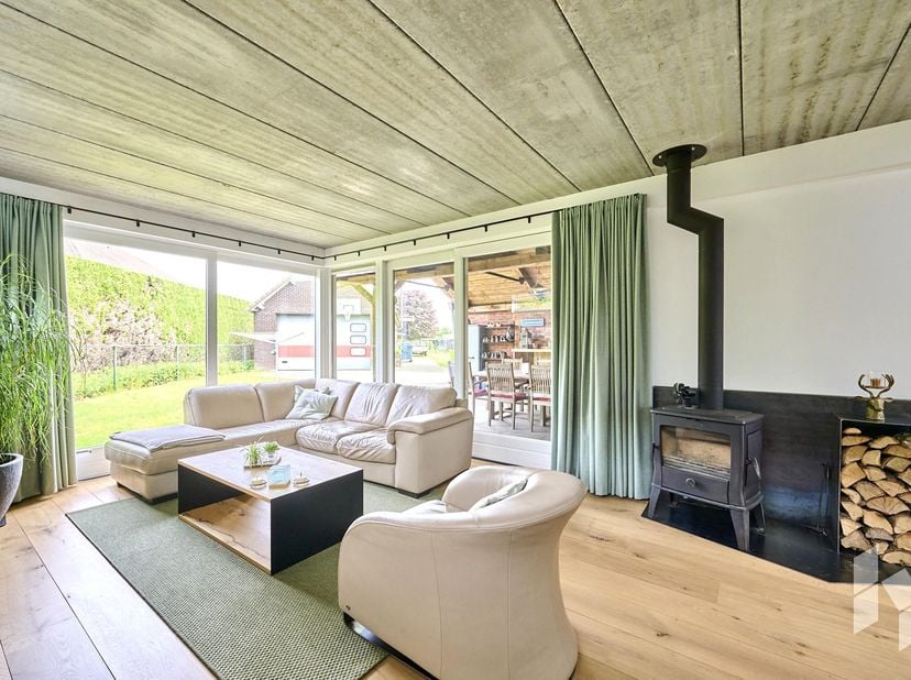 Deze karaktervolle woning is instapklaar en werd vanbinnen recent gerenoveerd en er is géén renovatieplicht. Met de mooie aanbouw werd er een extra le