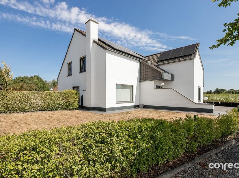 Polyvalente woning met 6 slaapkamers en atelier.<br />
<br />
STARTPRIJS: Elk bod boven deze startprijs, wordt voorgelegd aan de eigenaars, die al d