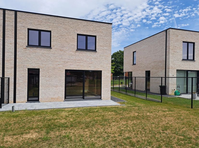 CASCO NIEUWBOUWWONING MET 3 SLPKS (LOT 10) IN MILLEN  RIEMST<br />
Centraal en groen gelegen vindt u in een recente verkaveling in Riemst (Millen) dez