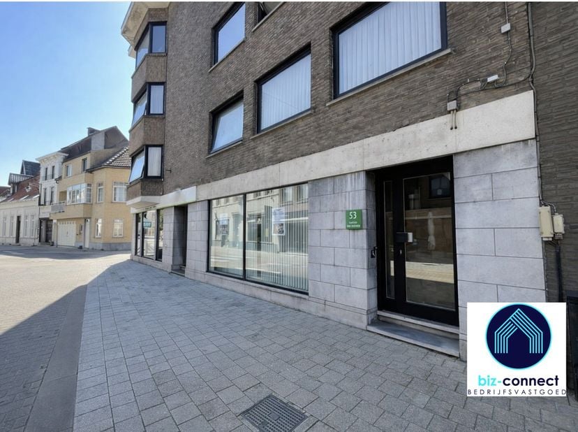 Gelegen op een uitermate commerciële ligging in de Marktstraat, het kloppend hart van Maldegem centrum waar tal van bloeiende handelszaken, kantoren e