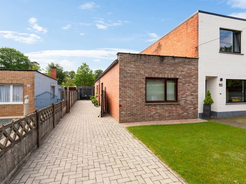 Centraal gelegen half open bebouwing op ca. 269 m².<br />
Indeling en omschrijving:<br />
U betreedt de woning via de ingerichte keuken, voorzien van