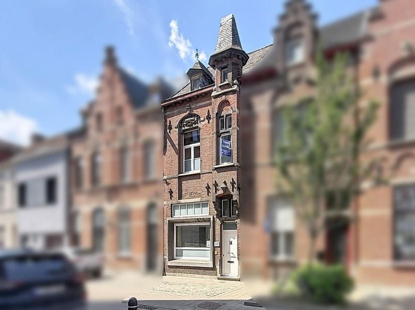 KARAKTERVOLLE, LICHTRIJKE WONING -<br />
Ben je op zoek naar een karaktervolle woning met veel ruimte, een aangename lichtinval en een uitstekende lig