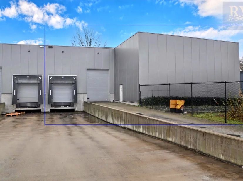 OPSLAGLOODS VAN +/-926 M² MET LAADKADE EN POORTEN OP EEN CENTRALE LOCATIE IN ZONHOVEN<br />
Deze recent gebouwde opslagplaats vindt u terug op het ind