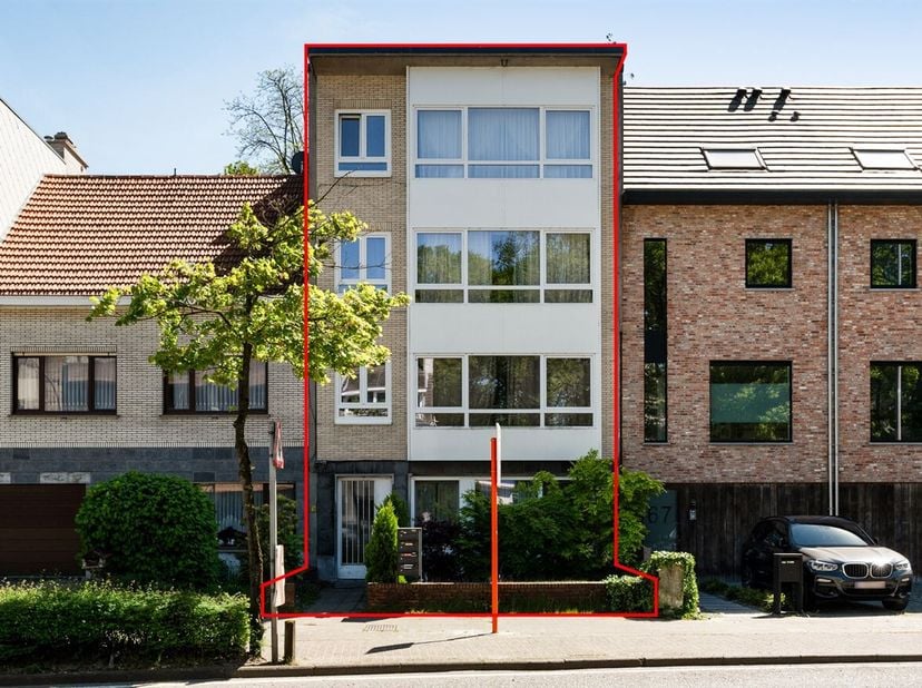 Opbrengsteigendom bestaande uit 4 verhuurde appartementen<br />
Indeling gelijkvloers<br />
Via de gemeenschappelijke inkomhal heeft u toegang tot de
