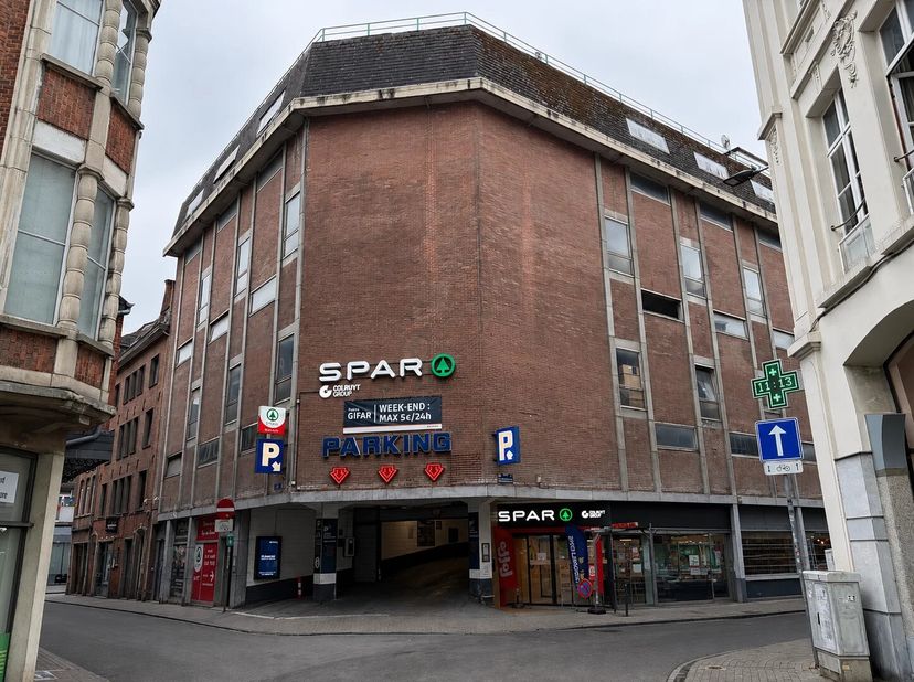 EBimmo biedt u deze garagebox voor 1 auto met ruimte voor motor of kleine aanhanger, gelegen in de copropriété Parking GIFAR. In het hart van de stad,