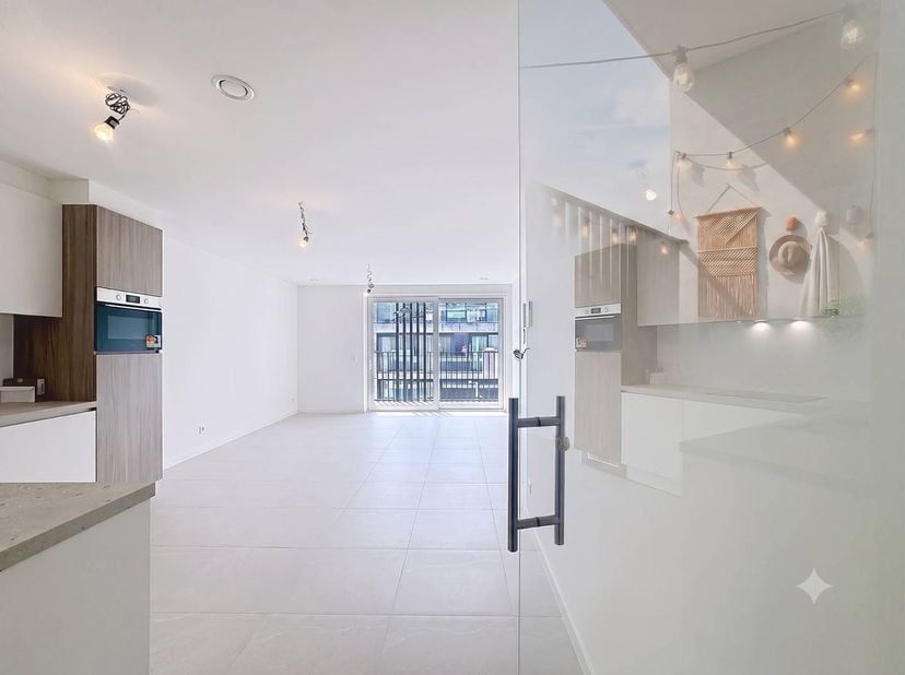 Bent u op zoek naar het comfort van een splinternieuw appartement? Dit energiezuinig appartement op de 4e verdieping (met lift) biedt u de kans om de