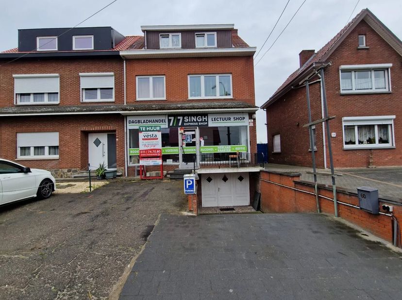 Dit instapklaar handelspand aan de Vliegveldlaan 60 ligt op een commercieel interessante locatie met uitstekende zichtbaarheid.<br />
Het pand beschik