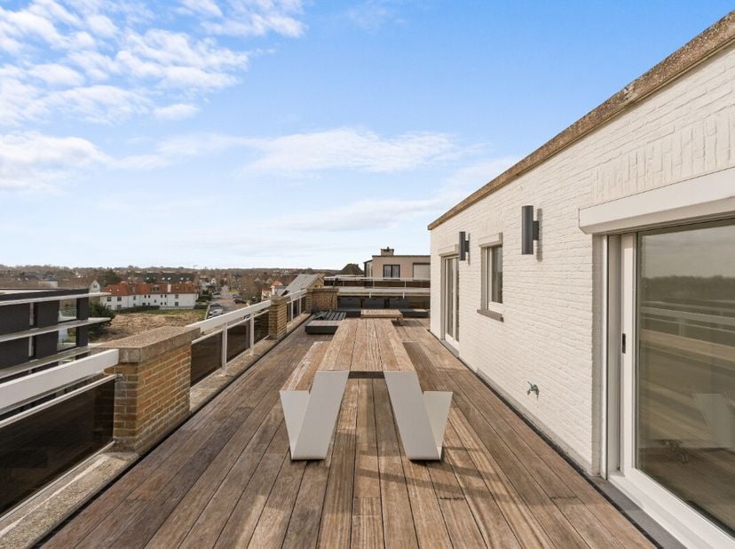 e koop: unieke penthouse in Sint-Idesbald (Ster Der Zee), gelegen aan de Koninginnelaan, met prachtig zicht op zee en duinen. Deze uitzonderlijke pent