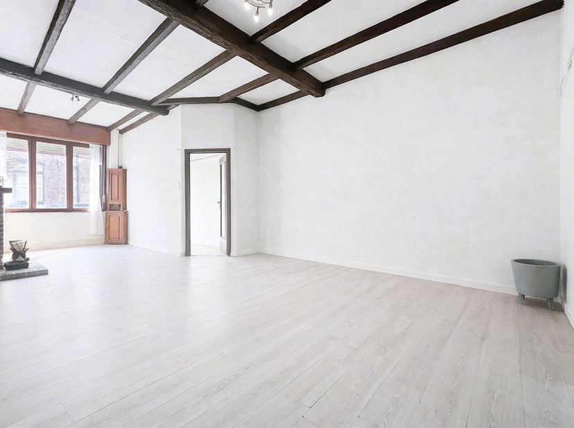 Située en plein centre-ville de Mouscron, à deux pas du parc, cette maison bénéficie d'un emplacement idéal à proximité immédiate des commerces, des é