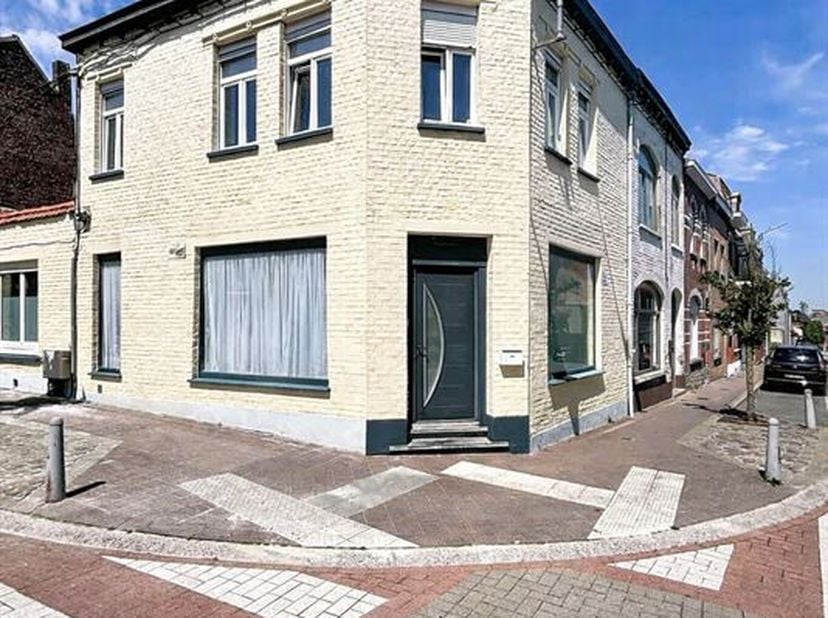 Cette maison d'habitation familiale se compose comme suit :<br />
Rez-de-chaussée : Un hall d'entrée dessert un premier salon pouvant également servir