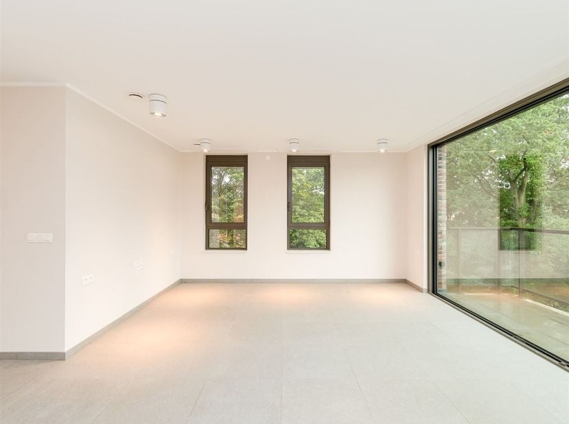 Ligging: service flat gelegen op het 2e verdieping in Prins Kavelhof. Het is centraal gelegen in een groene omgeving, vlakbij winkels en het centrum v