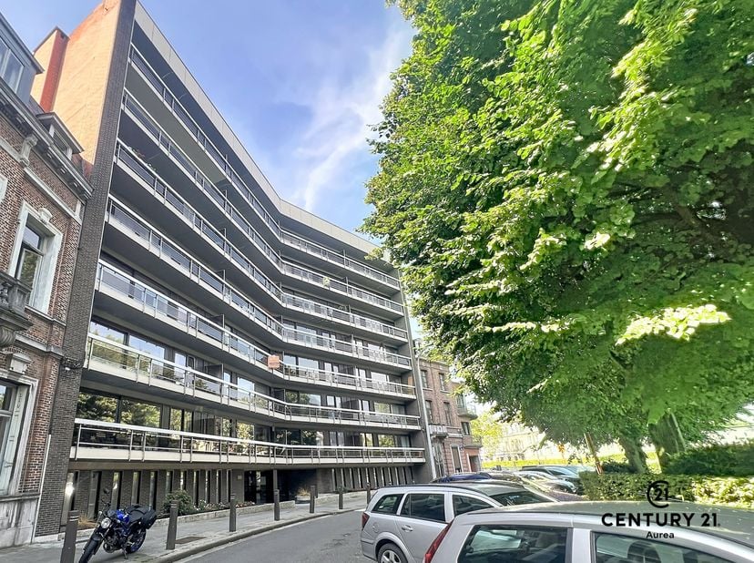 Très bel appartement situé au 3ème étage de la Résidence "Le Byzance", offrant 130m² habitables et composé de : hall d'entrée, grand séjour avec terra