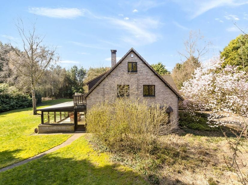 <br />
Karaktervolle woning op een perceel van maar liefst 8.347m², gelegen in Sint-Job-in-’t-Goor, met een vergund bijgebouw van ca. 250m².<br />
<br