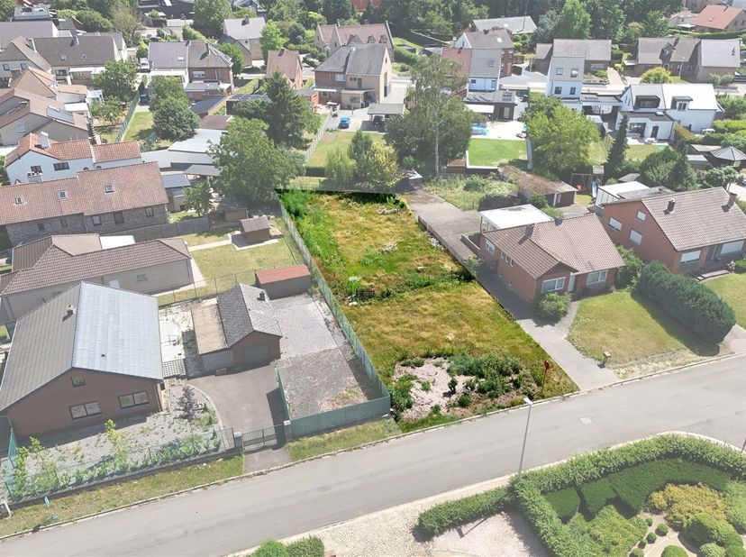Centraal gelegen bouwgrond voor een open bebouwing op een zonnig perceel van 6a90ca<br />
<br />
Omgeving:<br />
+ Rustige en aangename woonomgevin