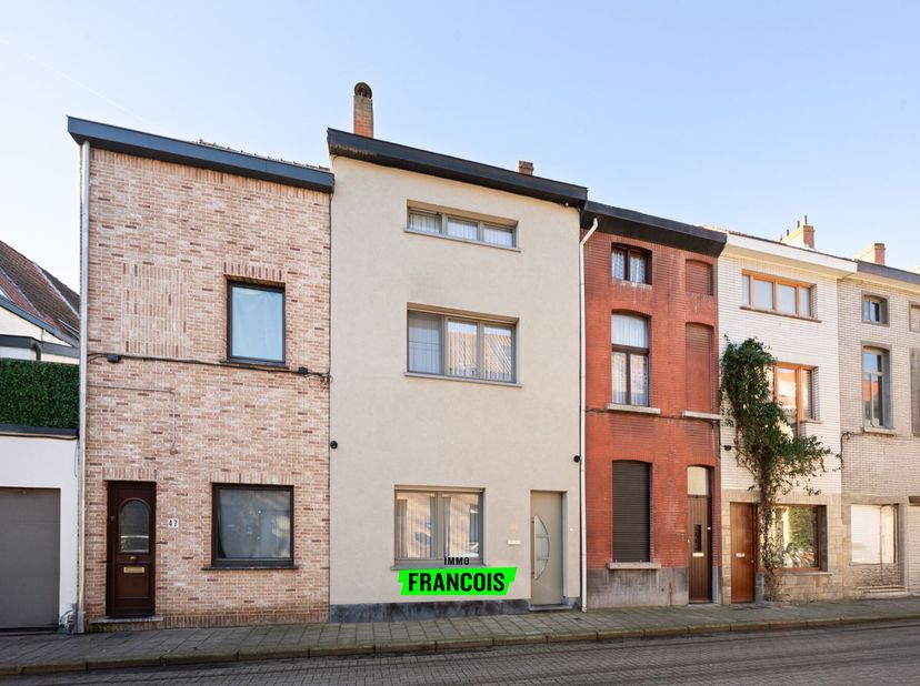 Cette charmante maison de ville étonnamment spacieuse est située dans la Meibloemstraat, dans le quartier animé et prisé de Rooigem. Grâce à sa situat