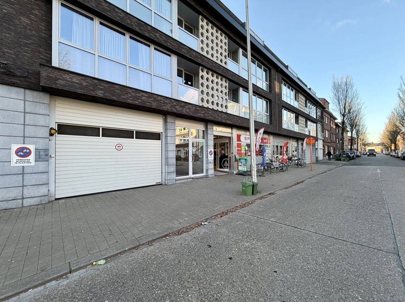 Vous recherchez un endroit sûr et extrêmement pratique pour garer votre voiture à la périphérie du centre-ville de Hasselt ? Ce parking souterrain sit