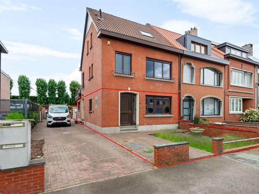 Instapklaar gelijkvloers appartement met garage en zonnig terras<br />
Gelegen op een vlot bereikbare locatie in Hemiksem, nabij winkels, openbaar ver