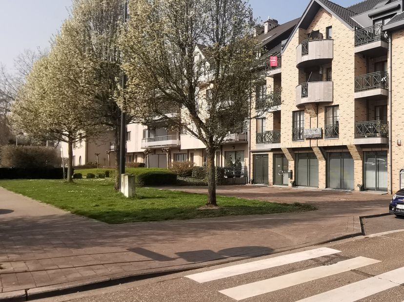 Bent u op zoek naar een ruimte met veel zichtbaarheid ? Dit kantoor/handelspand op de hoek beschikt over maar liefst 39 m gevel ! <br />
Het pand best