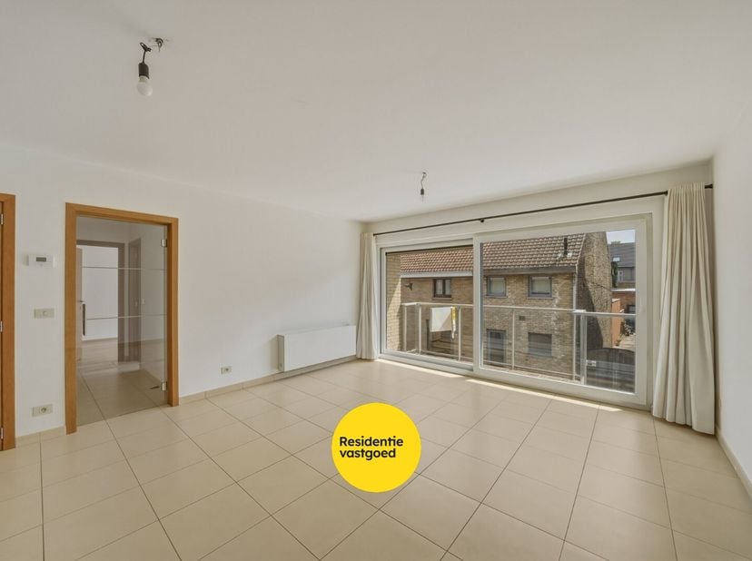 In het centrum van Oudenburg bevindt zich dit verzorgd appartement op de eerste verdieping van residentie Iris (Bj 2008). Het appartement beschikt ove