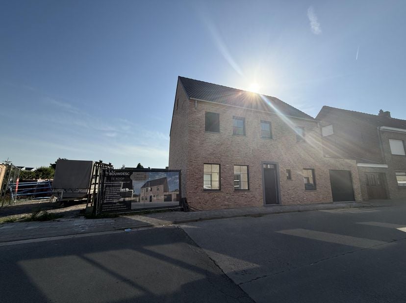 Langs de Cayennestraat te Langemark-Poelkapelle werd recent gestart met de ruwbouwwerken van een halfopen Pastoriewoning.&amp;nbsp;&amp;nbsp;<br />
Oplevering