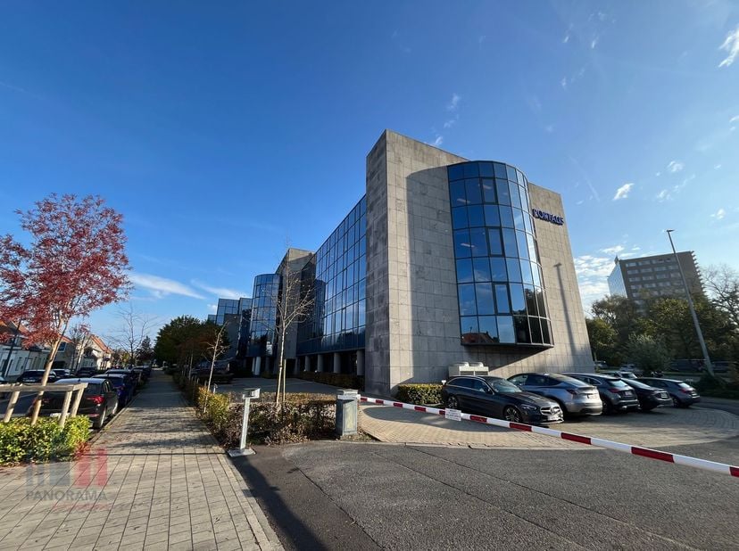 Uitstekend gelegen kantoorruimte van 738 m² te huur langs de N60, met een snelle verbinding naar de E40 op slechts 1 km afstand, evenals gemakkelijke